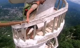 Rùng mình với cầu thang xoắn ốc không dành cho người sợ độ cao