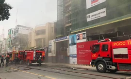 Hàng chục công nhân thoát thân khi khách sạn đang xây bốc cháy