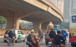 Hành động của chiến sĩ CSGT được nhiều người dân hoan nghênh