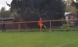 Hy hữu: Cầu thủ Croatia nhận thẻ đỏ vì đá chết gà