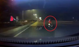 Hai người đi bộ băng qua cao tốc Hà Nội - Bắc Giang suýt bị ôtô đâm