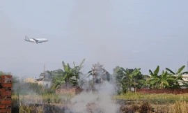 Người dân đốt rơm gần sân bay Nội Bài