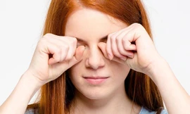 Thói quen dụi mắt nguy hại như thế nào?