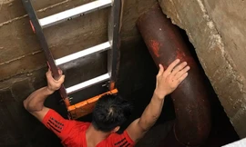 Chung cư chi trăm triệu sục rửa bể nước