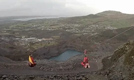 Zipline cho khách lao đi với vận tốc 201 km/h