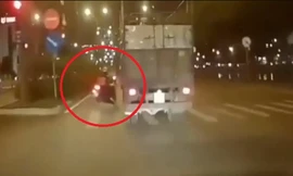 Nam thanh niên suýt mất mạng dưới bánh xe tải vì vượt đèn đỏ