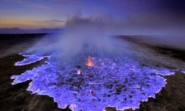 Núi lửa có dòng dung nham màu xanh ở Indonesia