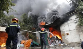 1.000 mét vuông kho xưởng ở Hà Nội bị thiêu rụi