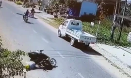 Xe chở xi măng lật giữa ngã ba, rơi bồn ra ngoài