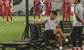 HLV Malaysia theo dõi tuyển Việt Nam tập luyện