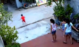 Thót tim cảnh bé trai chạy sang đường bị xe phóng tốc độ cao tông văng ra xa