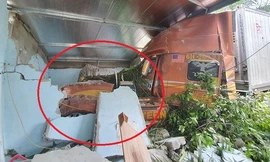 Kinh hoàng container và xe tải mất lái cùng lao vào nhà dân