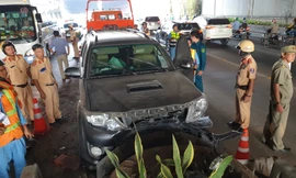 Ô tô chở thuốc lá lậu tông dải phân cách hầm Thủ Thiêm