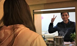 Giới trẻ Hà Nội nô nức rủ nhau đi ăn lẩu 'xóa ế' 