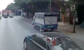 Ôtô con chèn đầu xe công-ten-nơ để vượt - Đừng lấy tai nạn làm kinh nghiệm 