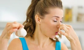 Vì sao ăn tỏi lại gây hôi miệng? 