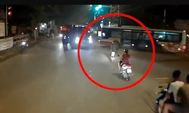 Giật mình với tiếng còi xe ben, thanh niên giật mình đổ xe máy rồi bỏ chạy