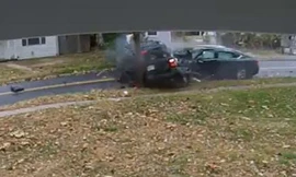 Kinh hoàng khoảnh khắc 2 ô tô đấu đầu khiến cột đèn gãy đổ