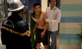 Giải cứu người trèo biển hiệu tầng 23