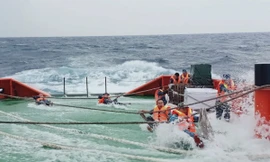 Cảnh sát biển ứng cứu 9 ngư dân tàu cá gặp nạn