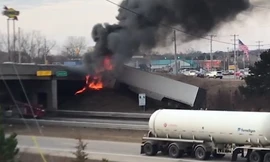 Xe container đâm vào cầu vượt rồi bốc cháy dữ dội