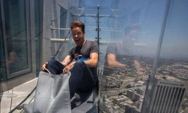 Cầu trượt kính thách thức can đảm của du khách