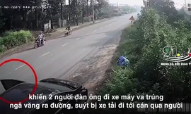 Tài xế mở cửa xe bất cẩn, 2 người đi xe máy suýt bị xe tải cán qua người