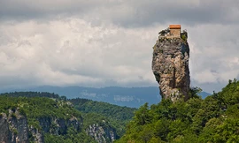 Tu viện trên đỉnh cột đá cao 40 m