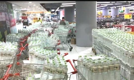 Người dân Hà Nội ùn ùn ra siêu thị mua nước đóng chai