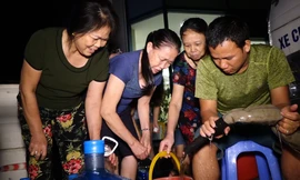 Người dân Hà Nội thức xuyên đêm chờ lấy nước sạch