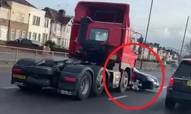 Xe đầu kéo đâm ô tô con kéo lê hàng chục mét nhưng tài xế không biết