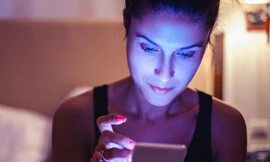 Ảnh hưởng của điện thoại thông minh đến đôi mắt