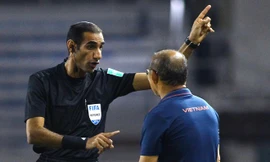 HLV Park nổi cáu khi học trò bị cầu thủ Campuchia phạm lỗi