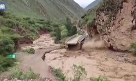 Hãi hùng khoảnh khắc nước lũ đẩy sập vách đá, cuốn phăng cầu tại Peru
