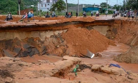 Đường ven biển vỡ toạc do lũ cát