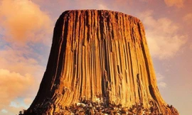 Chiêm ngưỡng Tháp Quỷ cao 300 m, tồn tại suốt 50 triệu năm ở Mỹ