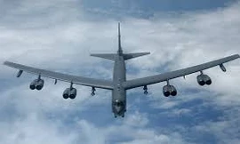 Bên trong buồng lái ‘pháo đài bay’ B-52H Mỹ diễn tập cảnh báo hạt nhân