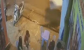 Cả gia đình bị thùng xe bán tải văng trúng khi đang ngồi ăn cơm