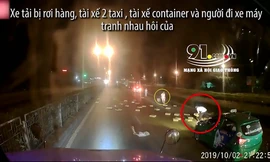 Xe tải bị rơi hàng, các tài xế phía sau tranh nhau 'hôi của'