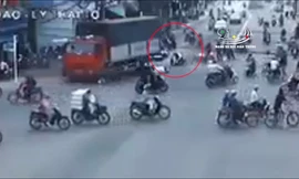 Xe tải đâm hàng loạt xe máy dừng đèn đỏ