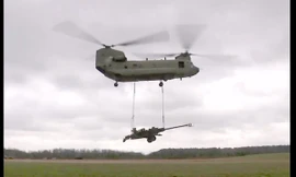 Xem trực thăng CH-47 Chinook vận chuyển lựu pháo M-777