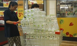 Người Hà Nội chi hàng trăm nghìn đồng mỗi ngày mua nước sạch