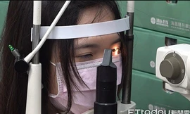  Dùng điện thoại 10 tiếng/ngày, nữ sinh bị mù màu