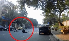 Đi bộ giữa đường, người đàn ông bị 'nữ ninja' tông ngã