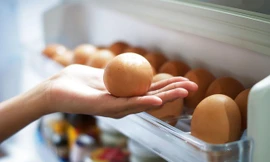 Để trứng ở cánh cửa tủ lạnh có thể gây ngộ độc, tiêu chảy