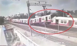 Khoảnh khắc hai đoàn tàu lao thẳng vào nhau ở Ấn Độ