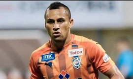 Cú đá phạt đánh lừa các cầu thủ lập hàng rào ở Nhật Bản