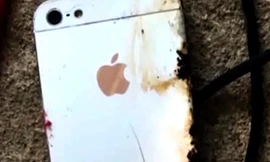 Một người chết khi vừa dùng điện thoại vừa sạc