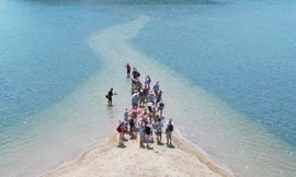 Đi bộ trên con đường xuyên biển ở Phú Yên