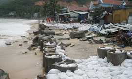 Sóng đánh vỡ hơn 30 m kè biển khi bão Matmo đổ bộ